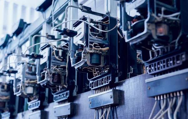 Elektrik donatımı. Elektrik kablo ve crimper. Elektrik sayacı. Arka plan