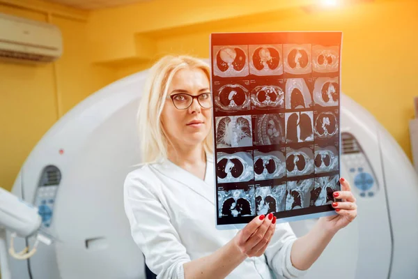 Radiologin Beim Röntgen Computertomographen Raum Hintergrund — Stockfoto