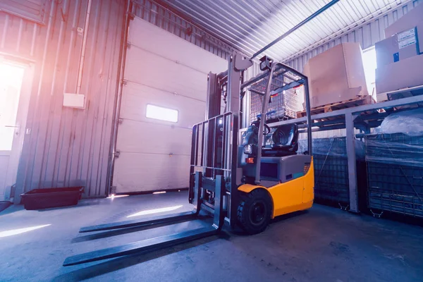 Forklift yükleyici. Palet istifleyici araç gereçleri depoda. Arkaplan