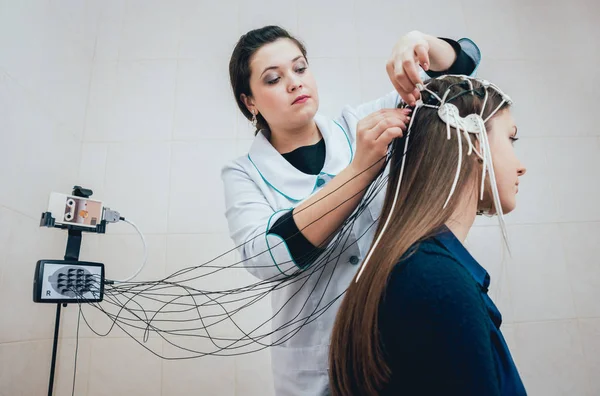 Doktor ve hasta encephalography elektrot ile. Electroencephalogram (Eeg)