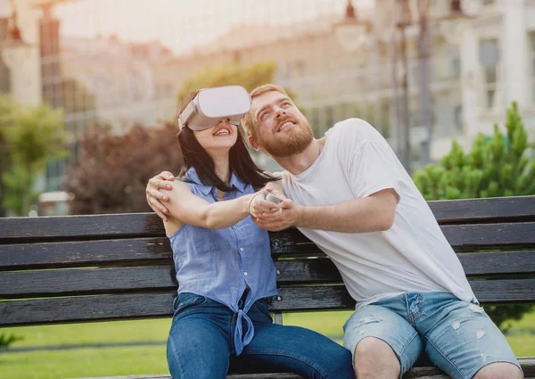 Jeune Couple Caucasien Joue Jeu Utilisant Des Lunettes Réalité Virtuelle — Photo