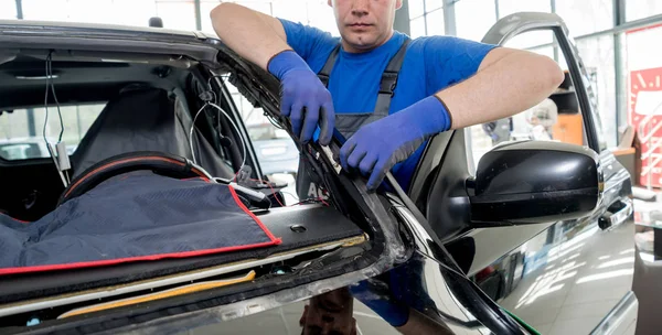 Trabalhadores Especiais Automóvel Que Substituem Pára Brisas Carro Garagem Estação — Fotografia de Stock