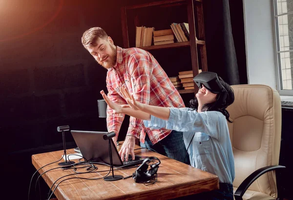 Junger Mann Und Mädchen Spielt Mit Virtual Reality Brille Kabinettsaal — Stockfoto