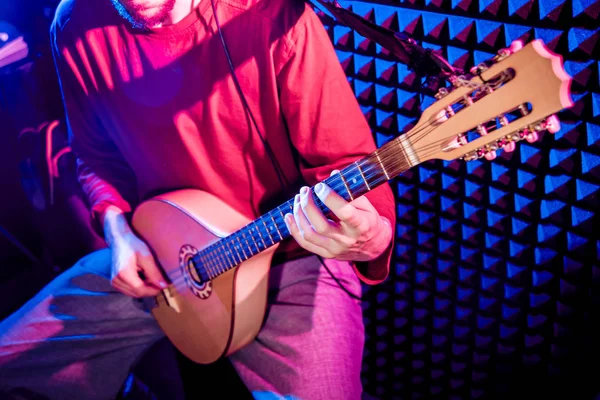 Buzuki ses kayıt stüdyosu olarak oynamaya bir genç adam. Modern arka plan