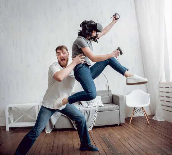 Delikanlı kız sanal gerçeklik ile oyun oynarken ile evde gözlükler. VR teknolojileri