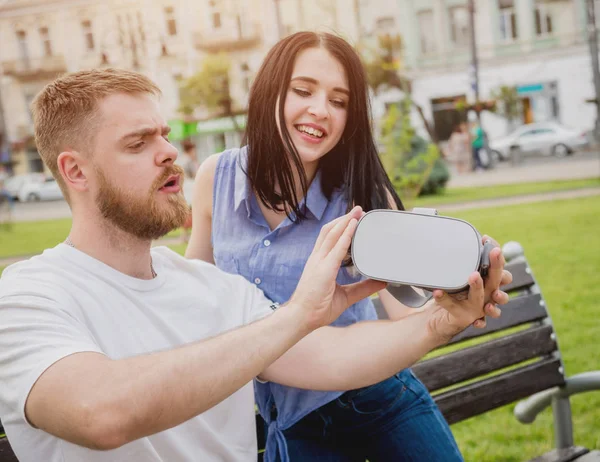Unga Kaukasiska Par Spelar Ett Spel Med Virtual Reality Glasögon — Stockfoto