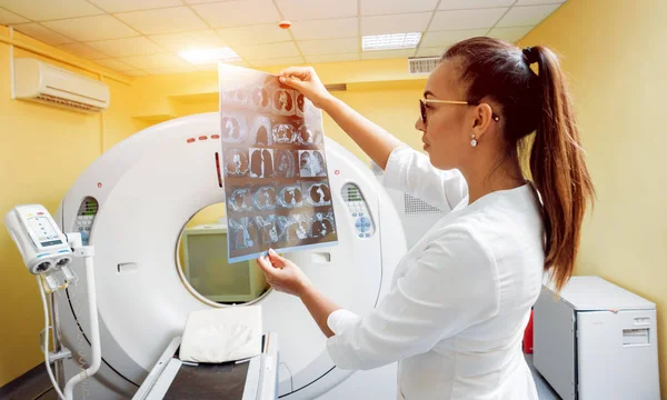 Radiologista Feminina Olhar Para Raio Sala Tomografia Computadorizada Contexto — Fotografia de Stock