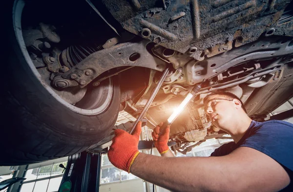 Auto Monteur Auto Schorsing Van Opgeheven Auto Bij Reparatie Service — Stockfoto