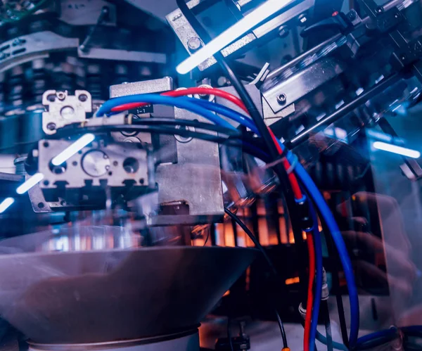 Otomatik Dolum Makinası su Plastik Pet şişe dökülen. Bira üretim. Endüstriyel arka plan.