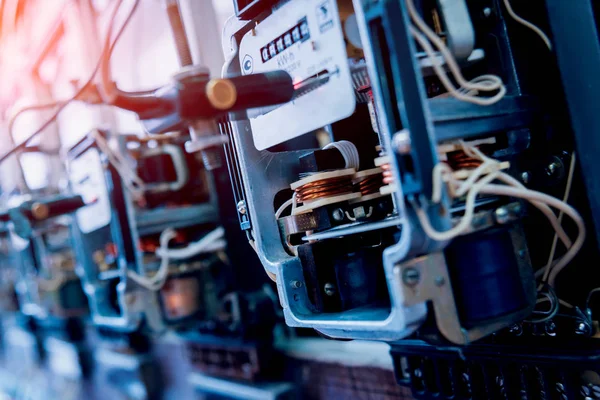 Elektrik donatımı. Elektrik kablo ve crimper. Elektrik sayacı. Arka plan