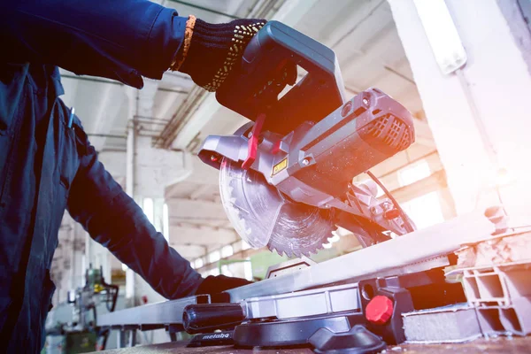 Daire testere, endüstriyel ekipmanlar ile PVC profil kesme