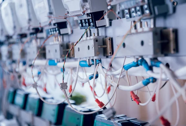 Elektrik donatımı. Elektrik kablo ve crimper. Elektrik sayacı. Arka plan