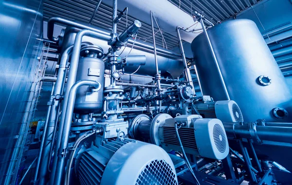 Modern bir bira iç. Varil ve borular. Fabrika iç. Sanayi arka plan