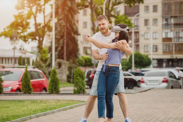 Joven Pareja Caucásica Juega Juego Con Gafas Realidad Virtual Calle —  Fotos de Stock