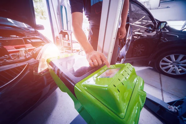 Lavoratore Controlla Regola Fari Del Sistema Illuminazione Auto Servizio Riparazione — Foto Stock