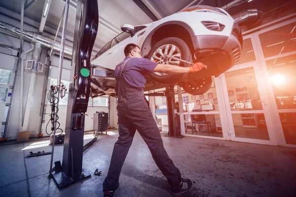 Auto Monteur Inspecteren Wiel Schorsing Detail Van Opgeheven Auto Reparatie — Stockfoto