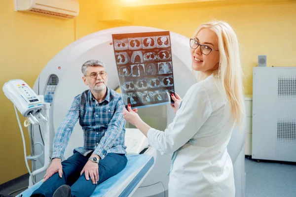 Radiologe Mit Einem Männlichen Patienten Beim Röntgen Hintergrund — Stockfoto