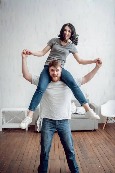 Pareja Feliz Divirtiéndose Riendo Casa —  Fotos de Stock