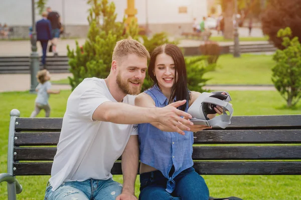 Unga Kaukasiska Par Spelar Ett Spel Med Virtual Reality Glasögon — Stockfoto