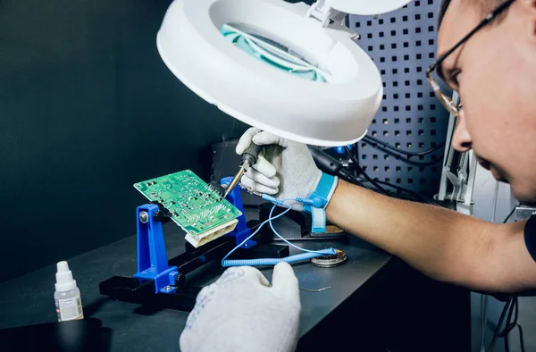 Repair Electronic Devices Soldering Circuit Board Auto Repair Service — Stock Photo, Image