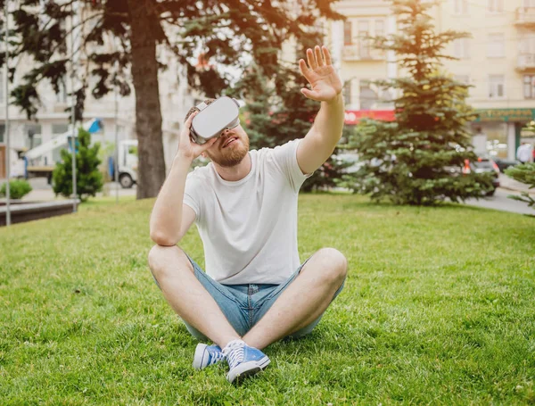 Jovem Barbudo Loiro Joga Jogo Usando Óculos Realidade Virtual Rua — Fotografia de Stock