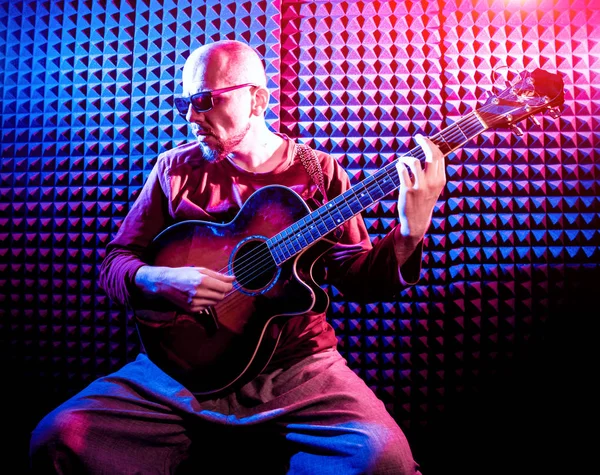 Jovem Tocando Guitarra Acústica Estúdio Gravação Som Contexto Moderno — Fotografia de Stock