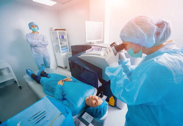 Pacjenta Chirurgów Sali Operacyjnej Podczas Operacji Okulistycznych — Zdjęcie stockowe