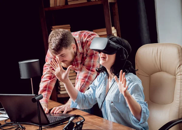 Joven Chica Juega Juego Con Gafas Realidad Virtual Sala Del — Foto de Stock