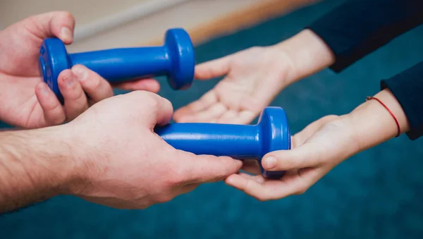 Mãos Com Halteres Prática Equipamentos Esportivos Clínica — Fotografia de Stock