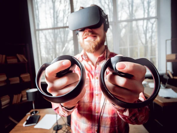 Sanal gerçeklik giyen genç sakallı adam ofiste gözlükler