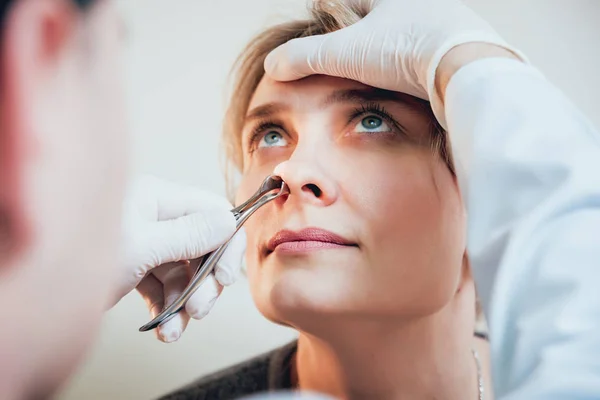 Otolaryngologist Onderzoekt Vrouw Neus Met Nasale Dilator Medische Apparatuur — Stockfoto