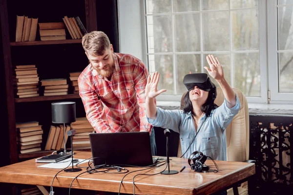 Joven Chica Juega Juego Con Gafas Realidad Virtual Sala Del — Foto de Stock