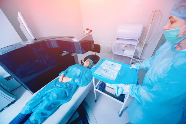Przedoperacyjna Protokołu Pielęgniarka Przygotowuje Pacjenta Chirurgii Oka Pacjent Pokoju Chirurgiczne — Zdjęcie stockowe