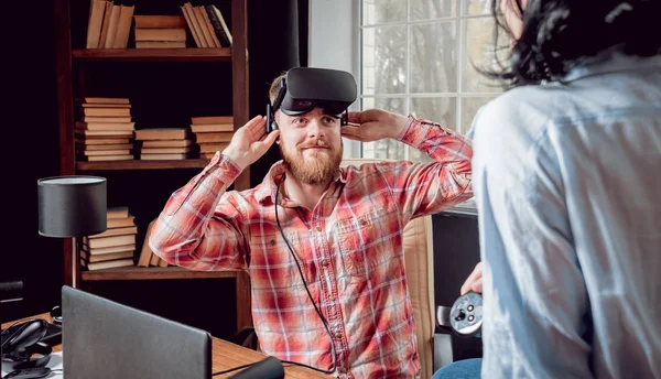 Joven Chica Juega Juego Con Gafas Realidad Virtual Sala Del — Foto de Stock