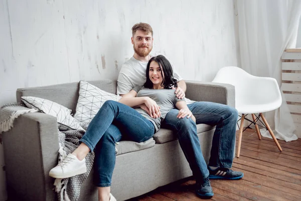 Pareja Feliz Divirtiéndose Riendo Casa —  Fotos de Stock