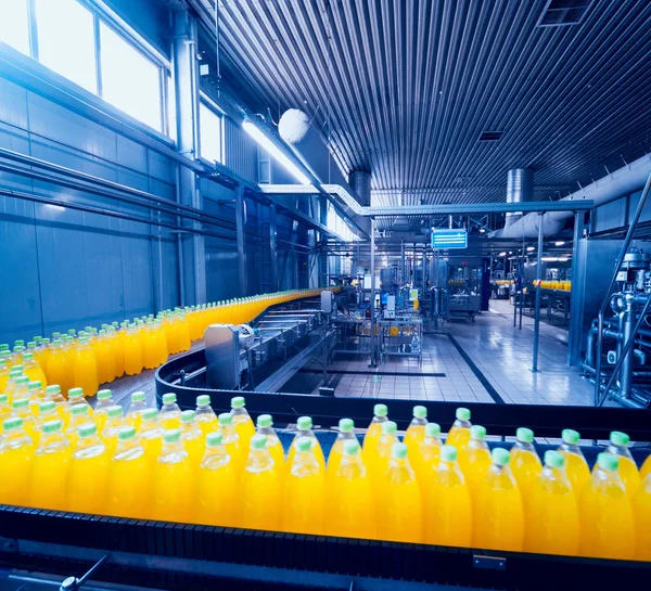 饮料厂内饰 带果汁或水的瓶子的传送带 现代化设备 — 图库照片