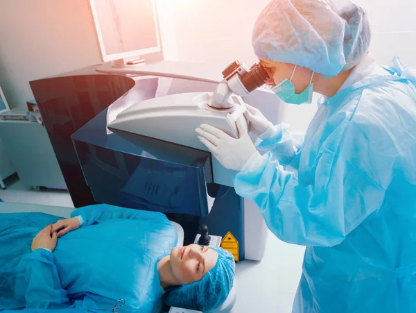 Paciente Equipe Cirurgiões Centro Cirúrgico Durante Cirurgia Oftálmica — Fotografia de Stock