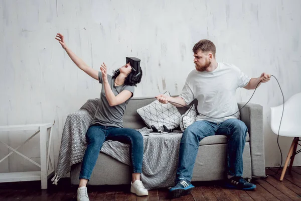 Joven Con Novia Jugando Con Gafas Realidad Virtual Casa Tecnologías —  Fotos de Stock