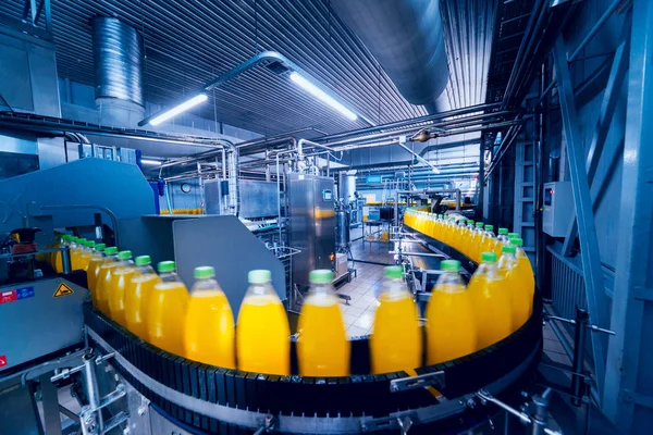 Drank Fabriek Interieur Transportband Met Flessen Voor Sap Water Moderne — Stockfoto