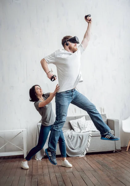 Joven Con Novia Jugando Con Gafas Realidad Virtual Casa Tecnologías — Foto de Stock