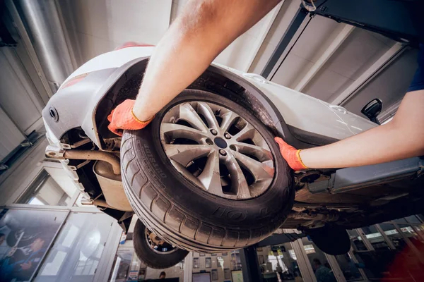 Mecánico Del Coche Que Inspecciona Rueda Detalle Suspensión Del Automóvil — Foto de Stock