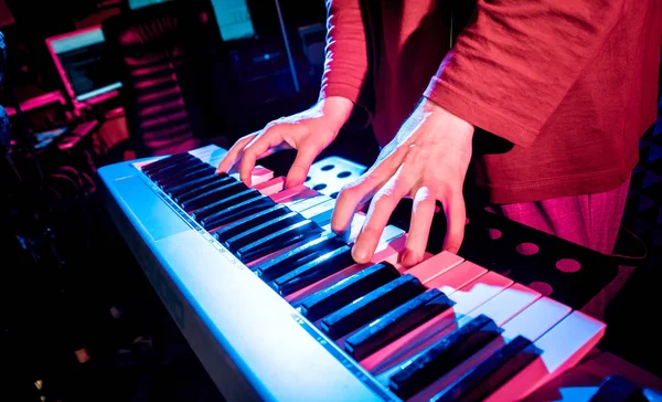 Genç Adam Ses Kayıt Stüdyosunda Piyano — Stok fotoğraf
