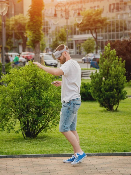Jovem Barbudo Loiro Joga Jogo Usando Óculos Realidade Virtual Rua — Fotografia de Stock