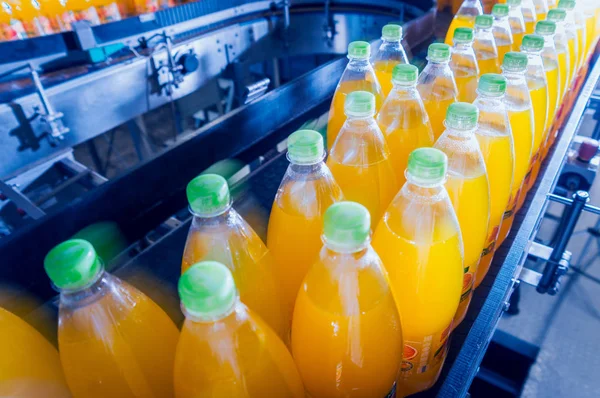 İçecek fabrika iç. Konveyör şişe suyu veya su ile. Modern aletleri