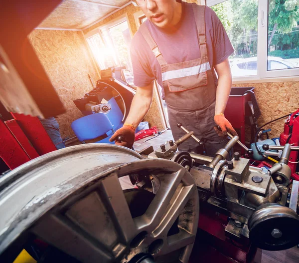 Professional Car Mechanic Replace Tire Wheel Auto Repair Service Cleaning — Stock Photo, Image