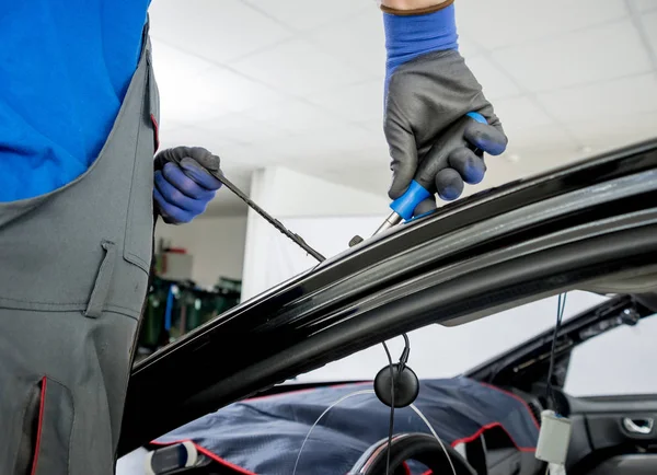 Automobil Spezialkräfte Ersetzen Frontscheibe Von Auto Auto Tankstelle Garage — Stockfoto