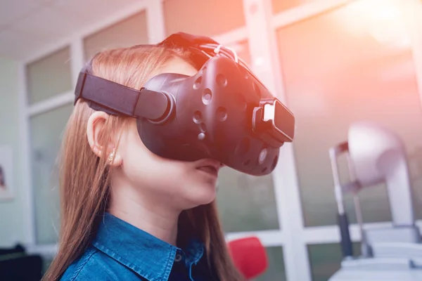 Oftalmología Médico Comprobar Visión Niña Con Ayuda Gafas Realidad Virtual — Foto de Stock