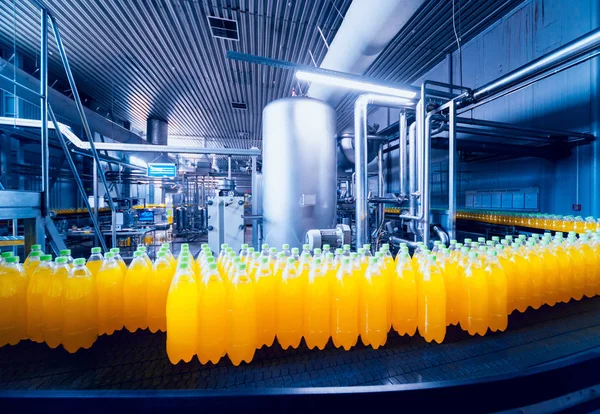 İçecek fabrika iç. Konveyör şişe suyu veya su ile. Modern aletleri