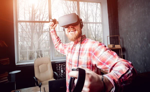 年轻的胡子男子戴着虚拟现实护目镜在办公室 — 图库照片