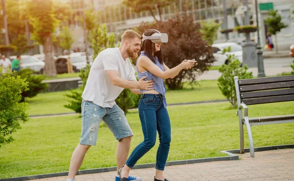 Jeune Couple Caucasien Joue Jeu Utilisant Des Lunettes Réalité Virtuelle — Photo